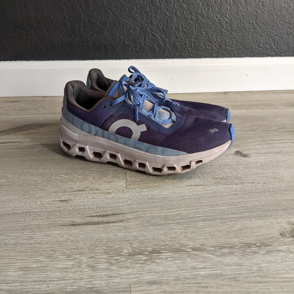 On cloud women's size 9.5